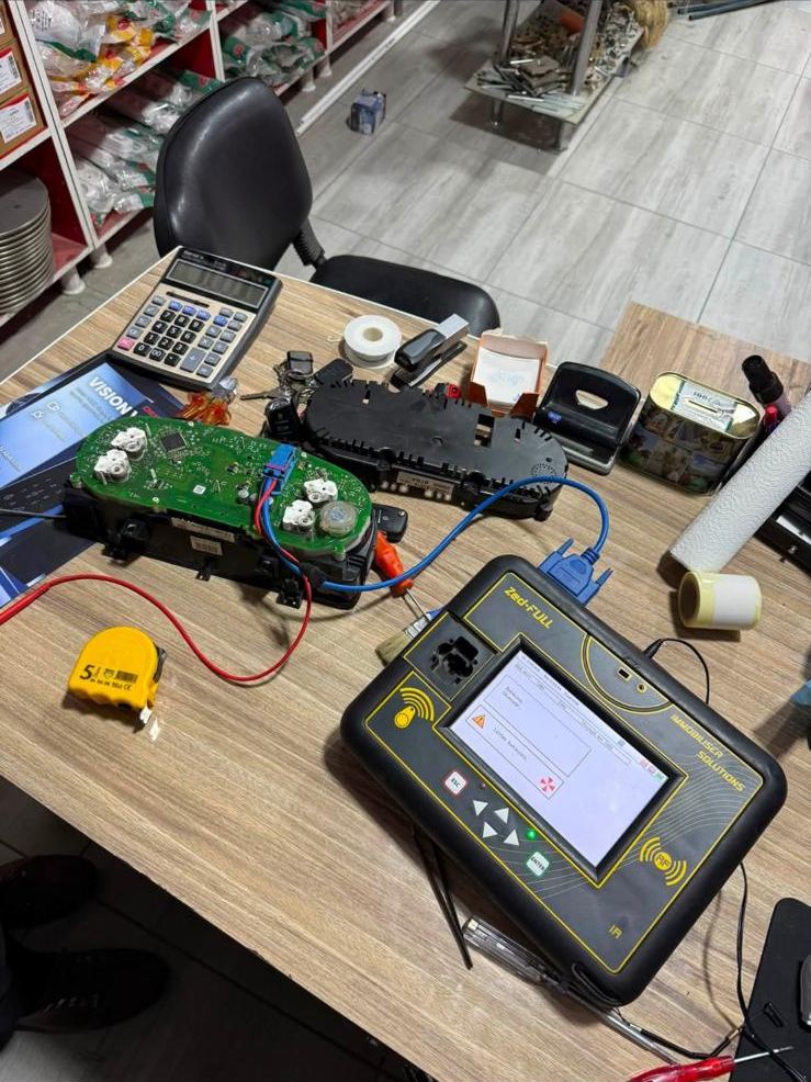 Compteurs démontés et programmateur à l'atelier